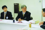 西東京市企画部の斎藤治参与（右）・清水誠主任（左）