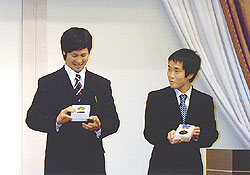 冷凍技術の小長谷悠平選手（左）とれんが積みの杉本敏寿選手