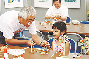 沼津市が派遣する「おしえて名人」。竹細工やお飾りなどの作り方を教えている