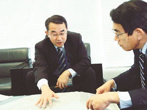伊豆半島の地図を前に整備状況を説明する福島所長（左）と、聞き手の谷川局長