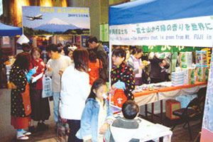 台湾で行われた展示会では500以上のアンケートが集まった。茶娘は日本語を話せる現地アルバイトに依頼