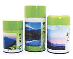 「富士山缶入銘茶」。毎年著名な富士山写真家の作品をパッケージに採用。味もさることながら、コレクターに人気が高い