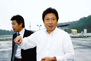 「この一帯は日本一のスポーツ合宿地になる可能性がある」と語るニチレクの田渕社長(右)