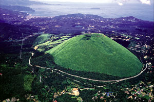 大室山は火山が吐き出した火山岩や火山灰が火口周辺に降り積もってできたスコリア丘。国指定天然記念物を目指している