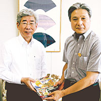 「フードバレーとちぎ」を推進する福田富一栃木県知事との会談の一コマ。左は小室市長