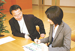 訪問した企業の検討をする大竹コーディネータ（左）と武藤麗ビジネスマッチング支援員