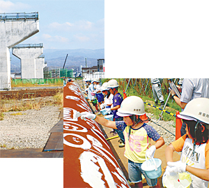 橋脚が並ぶ函南塚本インター付近（写真左）。町は県沼津土木事務所と共催で、住民や小中学生向けのイベントを開催している。写真は大きな杭に将来の夢を書く町内の小学生