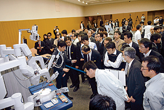 ■手術支援ロボット「ダ・ヴィンチ」の実演には参加者から多くの質問が飛び交った