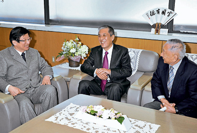 ■東部の将来像について意見を交わす（左から）川勝知事、岡野社長、大坪学長 